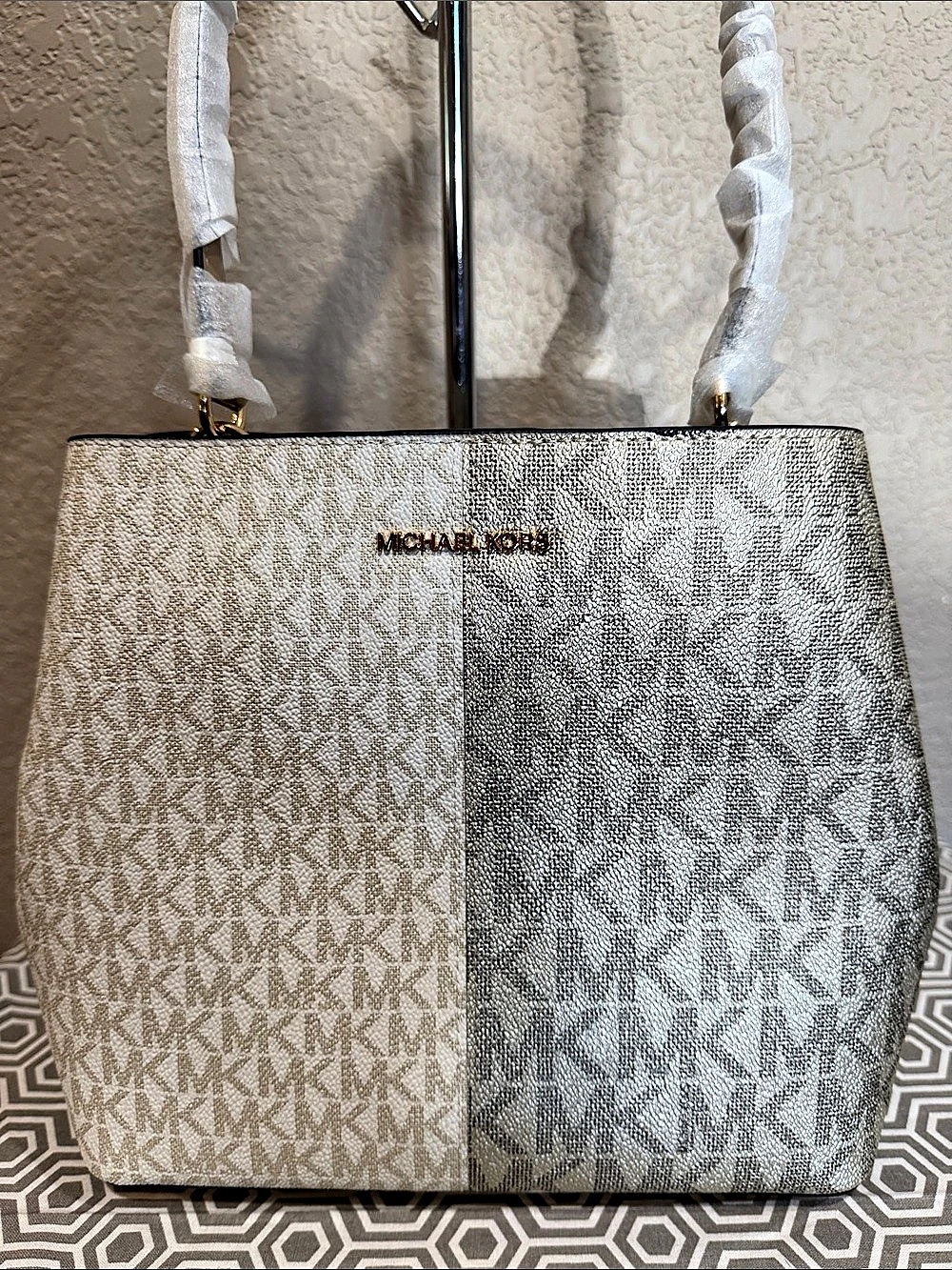 Michael Kors PRATT MD BCKT SHLDR pale gold 2 tone